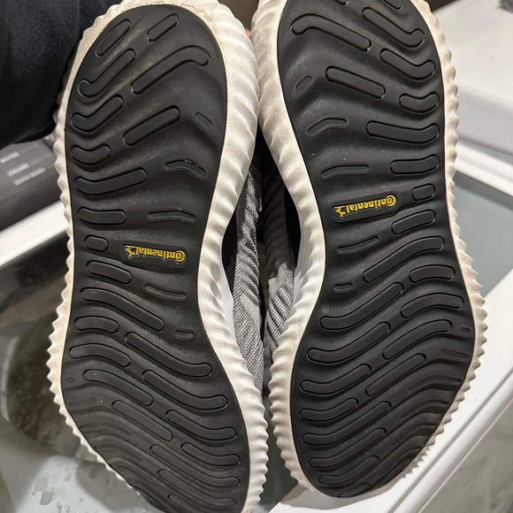 Adidas alpha bounce - men’s sz 10 - barely worn, no scuffs or stains - Picture 4 of 4